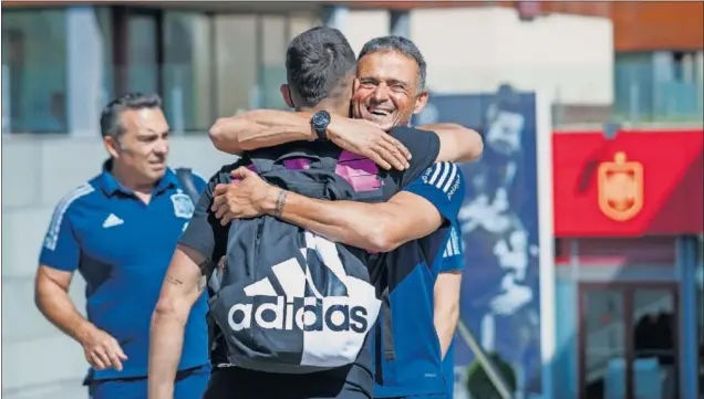  ??  ?? Luis Enrique se abraza con Ferran Torres, ayer en Las Rozas, en presencia de su psicólogo, Joaquín Valdés.