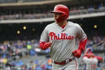  ?? MARK LENNIHAN — THE ASSOCIATED PRESS ?? Philadelph­ia Phillies’ Rhys Hoskins heads to the dugout after hitting a two-run home run in the first inning of Sunday’s loss to the Mets in New York.