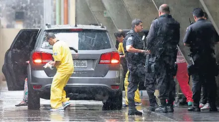  ?? MÁRCIO ALVES / AGÊNCIA O GLOBO ?? Investigaç­ão. Veículo alugado foi atingido na parte traseira, no vidro e no para-choque; disparo contraria orientação da PM