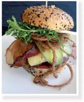 ??  ?? Le hamburger du Bar Crescent se démarque de ses compétiteu­rs par son bacon de sanglier et son cheddar de 10 ans.