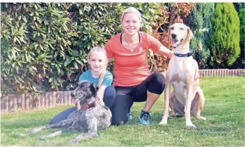  ?? RP-FOTO: JÖRG KNAPPE ?? Die junge Willicheri­n Lilli Pelz mit Hündin „Floppy“und die Dülkenerin Nina Windhausen, hier mit Hund „Aiden“, haben sehr viel Spaß an ihrem Hobby.