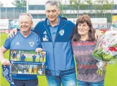  ?? FOTO: ROLF SCHULTES ?? Zum Abschied gab es von Sportchef Peter Mörth Blumen für Kornelia Hehle und eine Collage für Uli Hehle.