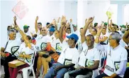  ?? CORTESíA ?? Los líderes en medio de la reunión en Sabanagran­de.