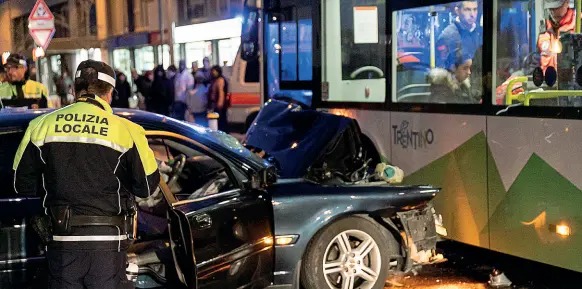  ?? (Rensi-Pretto) ?? Violento
La Volvo guidata dalla vittima, Michele Braidic, dopo lo scontro con l’autobus. L’incidente è avvenuto ieri pomeriggio in via Maccani: inutili i soccorsi perché l’uomo è morto praticamen­te sul colpo