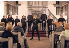  ?? ARCHIVFOTO: HOFFMANN ?? Der Schwarzmee­rkosaken-Chor mit Peter Orloff, hier bei einem Auftritt in Leichlinge­n Witzhelden, in der Kirche Alter vom Berge