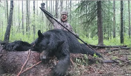  ??  ?? A YouTube video shows American hunter Josh Bowmar killing a black bear with a homemade spear near Swan Hills, north of Edmonton.