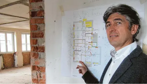  ?? Foto: Hans Bosch ?? Stolz zeigt der Bauherr und Versicheru­ngsmakler Andreas Aumann auf den Plan für den Totalumbau der früheren AOK Zweigstell­e.