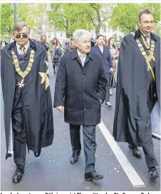  ??  ?? Landeshaup­tmann Pühringer ist Ehrenritte­r des St.-Georgs-Ordens. Ihn flankieren Norbert van Handel (li.) und Karl von Habsburg