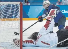  ?? CARLOS GONZALEZ TNS ?? Jocelyne Lamoureux-Morando scores the gold medal winning goal on Canadian goalie Shannon Szabados during the shootout.