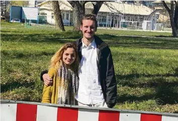  ??  ?? So nah und doch so fern: Karolina Luka und Lorenz Minks dürfen noch nicht über die Grenze.