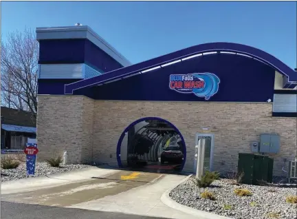  ?? WILLIAM TILTON - NEWS-HERALD ?? Blue Falls Car Wash recently opened its first Lake County location at 5786Heisle­y Road in Mentor.