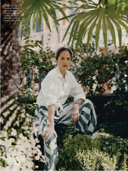  ??  ?? Camisa de CH Carolina Herrera y pantalones ‘palazzo’ en seda con estampado de cebra de Carolina Herrera New York.