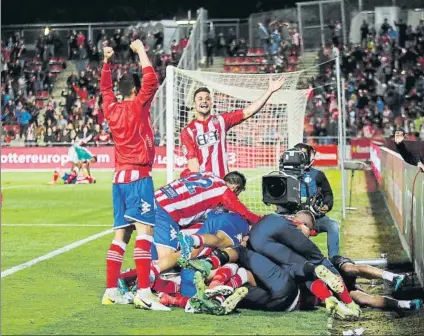  ?? FOTO: ICONNA ?? Los jugadores del Girona, celebrando un gol durante esta temporada. Están a sólo 90 minutos de poder festejar un merecido ascenso