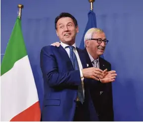 ?? (GEERT VANDEN WIJNGAERT/AP) ?? La rencontre entre le chef du gouverneme­nt italien Giuseppe Conte et Jean-Claude Juncker samedi soir lors d’un dîner a relancé le dialogue sur le budget italien.