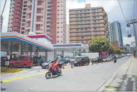  ?? EFE ?? La Paz. Una larga fila aparece en una estación de servicio de gasolina.