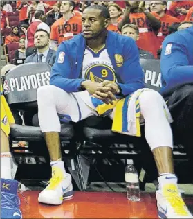  ?? FOTO: AP ?? Iguodala en el banquillo. Los Warriors le necesitan para frenar a James