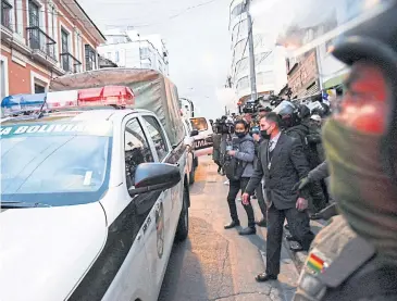  ?? REUTERS ?? Members of the security forces arrive in a convoy allegedly transporti­ng Camacho Luis Fernando Camacho, governor of Santa Cruz de la Sierra in La Paz.