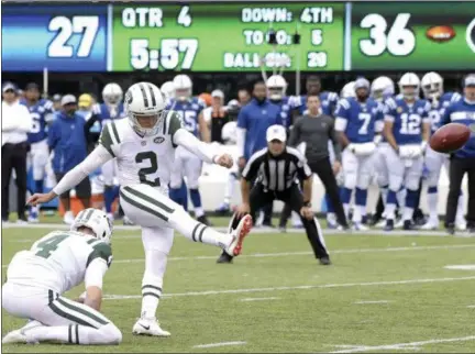  ?? BILL KOSTROUN - THE ASSOCIATED PRESS ?? Kicker Jason Myers, with Lac Edwards holding, kicks sixth field goal of game during the second half of Jets’ 42-34 victory over Colts on Sunday.