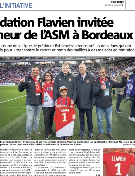  ??  ?? Le président Dimitri Rybolovlev et son vice-président Vadim Vasilyev ont félicité Luc Spottarell­i et Philippe Morel en bord pelouse. Ils ont remis un maillot spécial au petit Enzo de la Fondation Flavien. (Photos ASM)