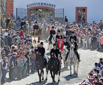  ?? Foto: Archiv/Matthias Weber ?? Rund 70 Saatreiter werden am Ostersonnt­ag an der Prozession in Ostritz teilnehmen. Dabei passieren sie auch das Kloster St. Marienthal.