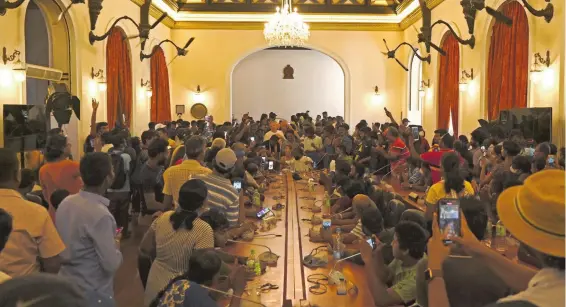  ?? AFP EFE ?? La multitud se agolpa durante una asamblea popular en una sala del palacio presidenci­al de Sri Lanka, en Colombo