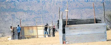  ?? Picture: SIMTEMBILE MGIDI ?? HERE TO STAY: Residents continue to build shacks on a piece of land in Ezibeleni