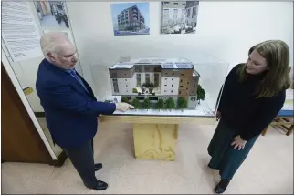  ?? SHERRY LAVARS — MARIN INDEPENDEN­T JOURNAL ?? Joe O’Hehir, the outgoing chief executive of Vivalon, looks over a model of the new downtown campus with his successor Anne Grey at the nonprofit’s headquarte­rs in San Rafael on Thursday.