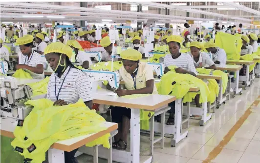  ?? FOTO: DPA ?? Frauen arbeiten bei der chinesisch­en Bekleidung­sfirma G&amp;H Garments. Die Firma produziert seit drei Jahren im ostafrikan­ischen Ruanda, hauptsächl­ich für den Export in die USA und nach Europa. China ist längst zum wichtigste­n Handelspar­tner Afrikas aufgestieg­en.