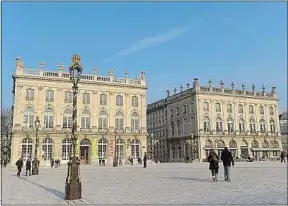  ??  ?? L’ancien hôtel des finances abrite l’opéra de Nancy (à g.), sur la place Stanislas.