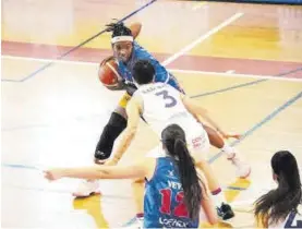  ?? FEB ?? Ruth Adams, con el balón, defendida por una jugadora del Unicaja Mijas.