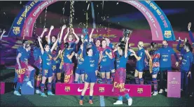  ?? FOTO: MANEL MONTILLA ?? Triplete histórico El fútbol femenino levantó Liga, Champions y Copa