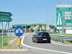  ??  ?? Volano economico La A35 all’entrata del casello di Treviglio