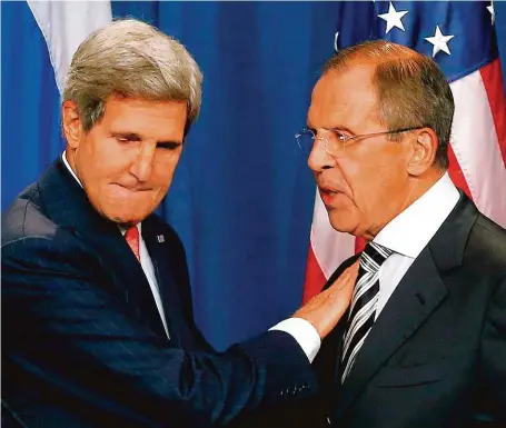  ?? FOTO REUTERS ?? Staří známí. Klimatický zmocněnec John Kerry (vlevo) a ruský ministr zahraničí Sergej Lavrov jsou někdy popisováni jako osobní přátelé. Vřelý vztah pochází z časů, kdy oba šéfovali diplomatic­kému sboru svých zemí v letech 2013 až 2017.