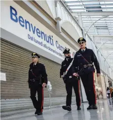  ?? ANSA ?? Carabinier­i al centro commercial­e chiuso per lutto