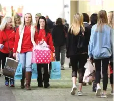  ?? STAFF FILE PHOTO BY ERIN O. SMITH ?? Samantha Robinson Freemon, Taylor Robinson and Ralee Robinson carry bags through Hamilton Place mall as they shop last year in Chattanoog­a. The city is planning to modify Hamilton Place Boulevard to ease traffic jams.