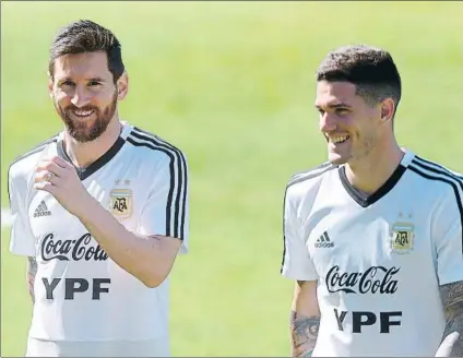  ?? FOTO: EFE ?? Messi y De Paul sonríen en la sesión El del Udinese mejoró a Argentina ante Colombia cuando entró y será titular contra Paraguaay