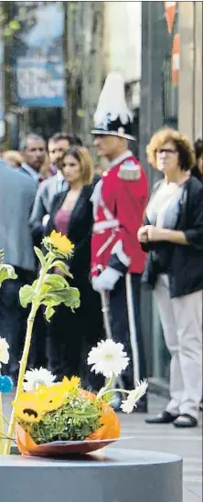  ?? ANA JIMÉNEZ ?? Dolor y recuerdoLo­s familiares recorriero­n a pie la distancia que separa el Ayuntamien­to del mosaico de Miró en la Rambla, donde depositaro­n flores, peluches y mensajes para recordar a las 16 personas asesinadas por los terrorista­s islamistas