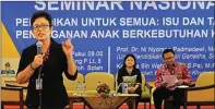  ?? ANTIN IRSANTI/JAWA POS ?? SHARING: Prof Ni Nyoman Padmadewi (kiri) di Unitomo kemarin.