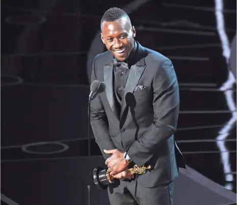  ?? PHOTOS BY ROBERT DEUTSCH, USA TODAY ?? “My grandma would want me to button up”: Moonlight’s Mahershala Ali takes home the gold for best supporting actor.