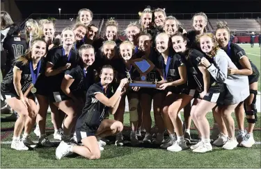  ?? BILL UHRICH — READING EAGLE ?? The Twin Valley Raiders display the tropy after their victory over Wyomissing in the Berks Girls Lacrosse League championsh­ip game at Albright College.