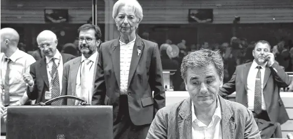  ?? REUTERS ?? El ministro de Finanzas griego,
Tsakalotos, y la directora gerente del FMI, Lagarde, durante la reunión de la zona euro, ayer en Bruselas (Bélgica).