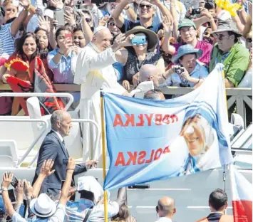  ?? Foto: Andreas Solaro, afp ?? Bei strahlende­m Sonnensche­in wohnten Hunderttau­sende auf dem Petersplat­z der Heiligspre­chung von Mutter Teresa bei. Das Ereignis wurde in die ganze Welt übertragen.