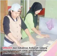  ??  ?? ARNIZAH dan kakaknya Ardianah sedang menyediaka­n roti canai untuk memenuhi permintaan pelanggan.