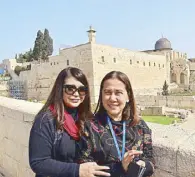  ??  ?? Arlene Santamaria and classmate Norma Tinoco in Jerusalem.