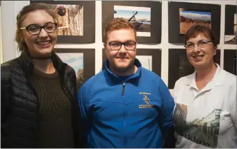  ??  ?? Photo award winners Aoife Gregory and Ciaran Daey with Sandra Duffy.