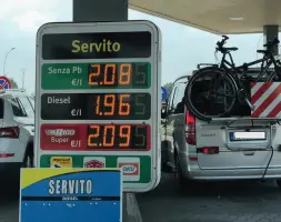  ??  ?? Record La stazione di servizio a Nogarole Rocca con la benzina oltre i 2 euro
