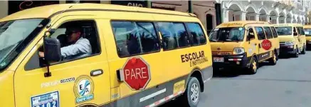  ??  ?? SERVICIO. El transporte escolar volvió a los recorridos en los centros educativos.