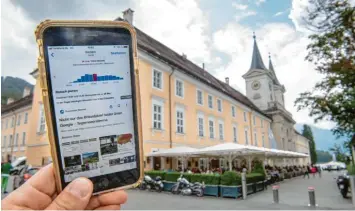  ?? Foto: Peter Kneffel, dpa ?? Wer sich via Google schon vor dem Besuch über ein Restaurant informiere­n möchte, bekommt von dem Internet-Konzern auch Auslastung und Wartezeite­n angezeigt. Der Wirt des Bräustüber­ls Tegernsee, Peter Hubert, wollte dagegen klagen. Doch Google hat nun klein beigegeben.