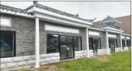  ?? Pam McLoughlin / Hearst Connecticu­t Media ?? The owners of this marketplac­e under constructi­on at 804 Boston Post Road in Milford have been fined $ 100 per day under the city’s blight ordinance.