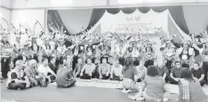  ??  ?? MOHON RESTU: Nanta (duduk, tujuh kiri) mengetuai upacara ‘miring’ bagi memberkati majlis berkenaan.